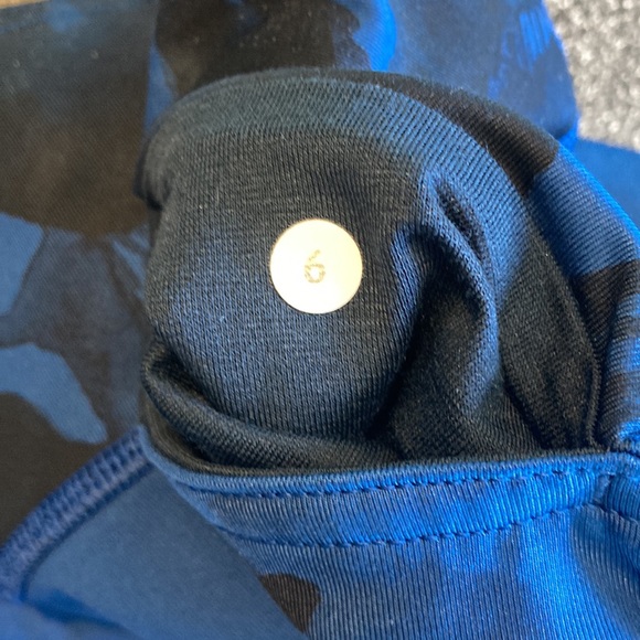 Lululemon wunder under in black and blue floral - Picture 3 of 5